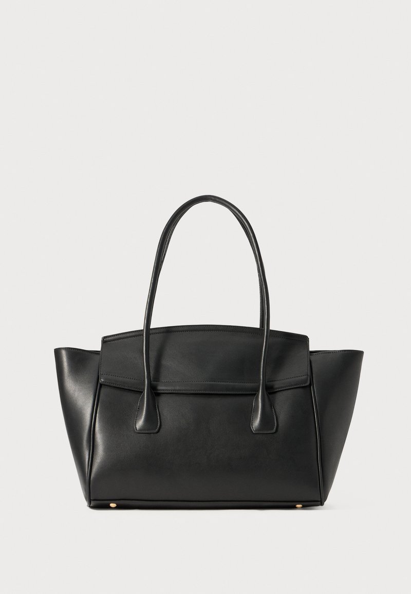 Sac fourre-tout en cuir noir avec un design structuré, deux poignées supérieures et une texture lisse. Dispose d'une poche avant plate et de clous dorés.