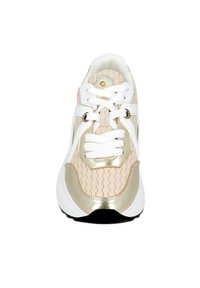 Sneaker beige e bianco con dettagli dorati, punta rotonda, tomaia testurizzata con linee verticali e lacci bianchi piatti. Suola in gomma nera.