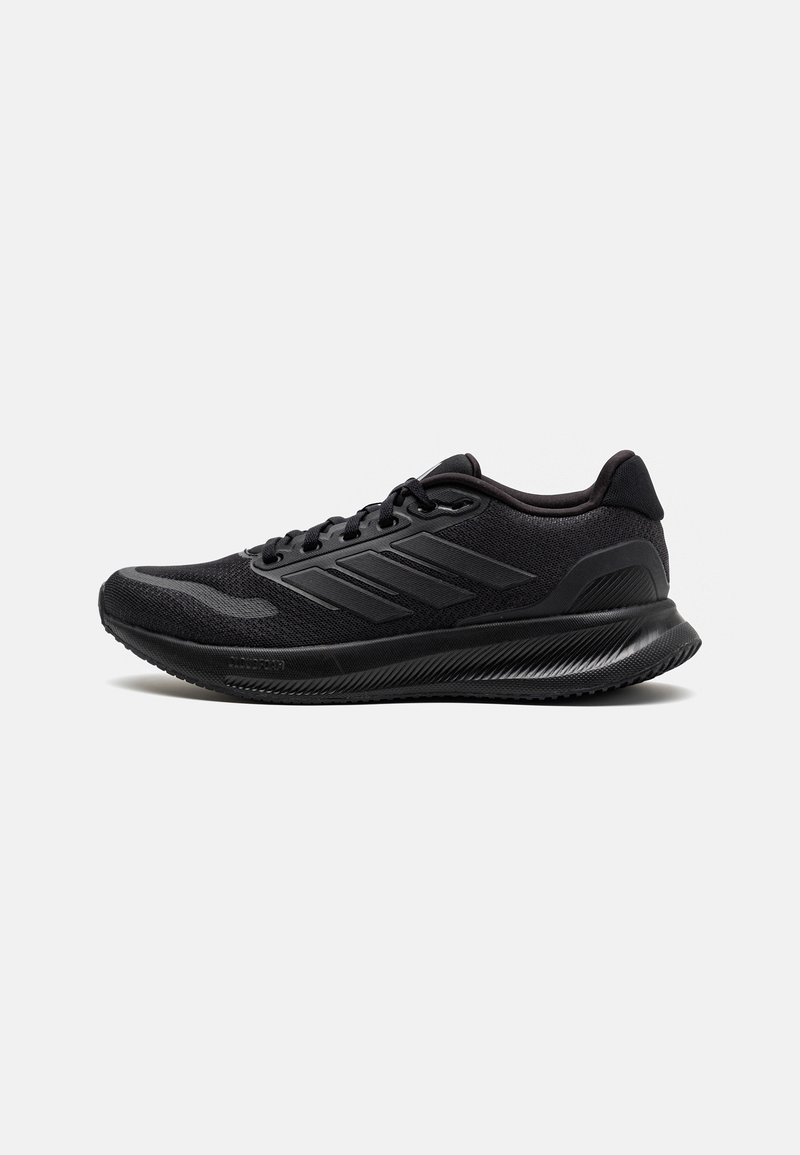 Chaussure de course noire basse avec lacets et trois bandes latérales, dotée d'une semelle texturée et d'une tige en mesh respirant.