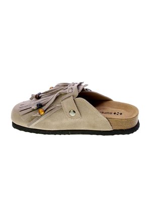 Scarpa beige in camoscio slip-on con frange e decorazioni con perline di legno, cinturino con bottone metallico e suola piatta nera.