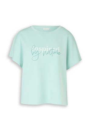 Jasnoniebieska koszulka z krótkim rękawem z nadrukiem "inspirowane naturą" w mieszanych białych i turkusowych czcionkach na przodzie.