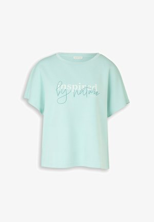 Jasnoniebieska koszulka z krótkim rękawem z nadrukiem "inspirowane naturą" w mieszanych białych i turkusowych czcionkach na przodzie.