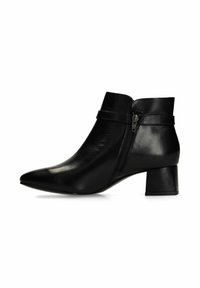 Schwarze Leder-Stiefelette mit spitzer Zehenform, seitlichem Reißverschluss und einem strukturierten, klobigen Absatz. Elegantes Design mit einem minimalistischen Akzentriemen.