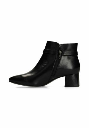 Zwarte leren enkelboot met een spitse neus, zijrits en een gestructureerde, forse hak. Strak ontwerp met een minimalistische accentriem.