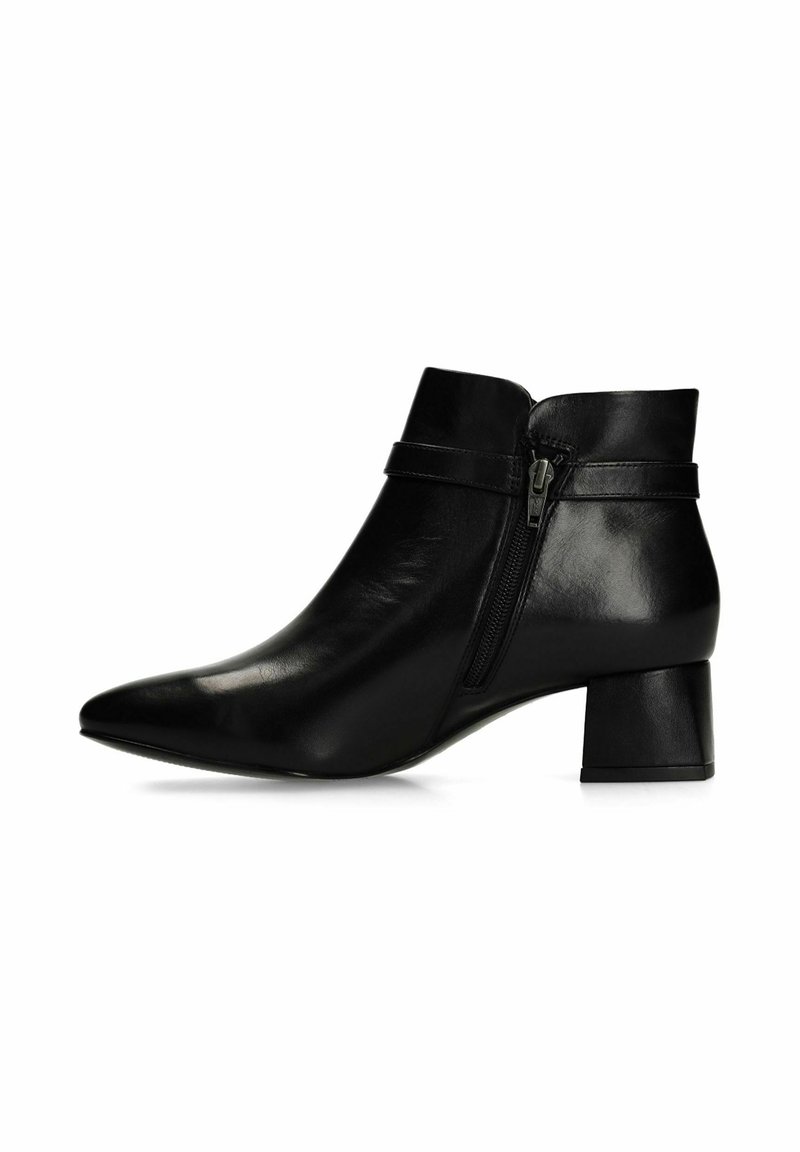 Schwarze Leder-Stiefelette mit spitzer Zehenform, seitlichem Reißverschluss und einem strukturierten, klobigen Absatz. Elegantes Design mit einem minimalistischen Akzentriemen.