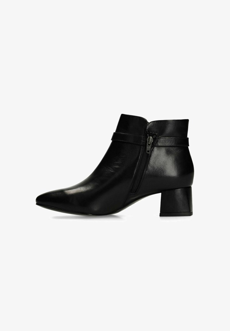 Schwarze Leder-Stiefelette mit spitzer Zehenform, seitlichem Reißverschluss und einem strukturierten, klobigen Absatz. Elegantes Design mit einem minimalistischen Akzentriemen.