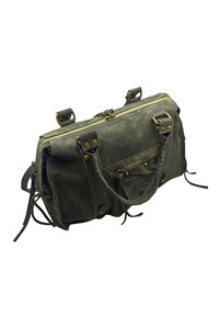 Sac à main en daim vert foncé avec double poignée, fermeture éclair dorée, poche à fermeture éclair à l'avant et détails en cuir à pompon sur fond blanc.