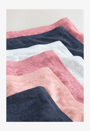 Set aus Spitzenstoffen in Marineblau, Weiß, Hellrosa und Dunkelrosa. Jedes Stück weist kunstvolle florale Designs mit einer strukturierten Oberfläche auf.