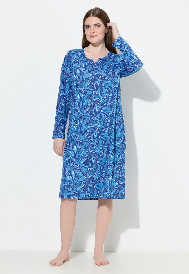 Camicia da notte a maniche lunghe di colore blu con un motivo floreale, caratterizzata da un scollo a barca e un tessuto morbido e liscio che arriva a metà polpaccio.