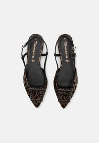 Zapatos slingback de estampado de leopardo con puntera afilada, detalles en negro y adornos de piedras negras en la parte delantera. Talla 37.