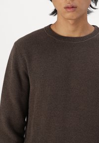 Selected Homme SLHROSS STRUCTURE CREW NECK - Pulover - chocolate torte
