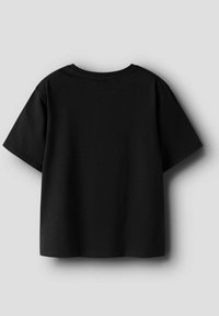 Svart bomulls-t-skjorte med korte ermer, rund halsutringning og en avslappet passform. Bakfra vises jevn tekstur og rene kanter.