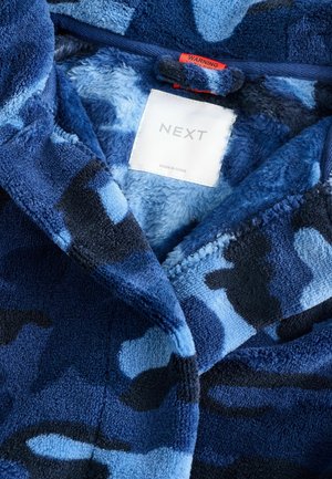 Robo de fleece camuflată albastră, cu textură moale, glugă și etichetă cusută în interior. Țesătura prezintă modele de albastru marin și albastru deschis, cu accente întunecate.