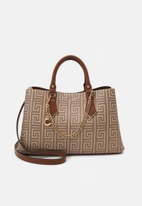Geantă tote maro cu model, cu formă structurată, accente din piele, două mânere superioare și un detaliu cu lanț auriu. Include o curea detașabilă pentru umăr.