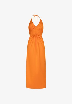 Vestido largo naranja sin mangas con cuello halter, busto fruncido y falda fluida, diseñado para uso casual en verano.
