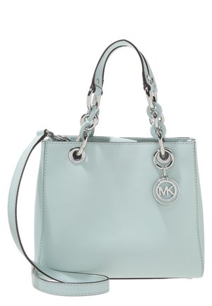 Sac à main Michael Kors bleu clair avec double poignée comportant des maillons de chaîne et un charm rond avec le logo MK, plus une longue bandoulière.