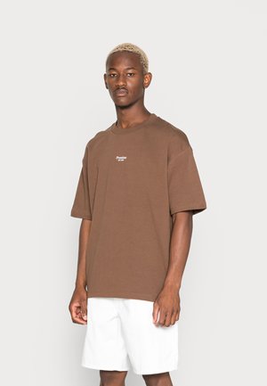 Jack & Jones PREMIUM JPRBLAKAM BRANDING TEE CREW NECK - Majica kratkih rukava s printom - foundue fudge