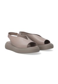 Béžové kožené sandály na podpatku s otevřenou špičkou, zakřiveným designem a silnou šedou gumovou podrážkou. Minimalistický styl s hladkým povrchem.