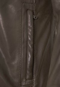 Dunkelbraune Lederjacke mit einer vertikalen Tasche mit Reißverschluss, glatter Textur, feiner Maserung und kontrastierenden Nähten.