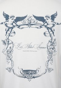 Cadre orné de style vintage avec quatre chérubins ailés tenant des rubans, entourant le texte "Les Atelier Summer" et une adresse à Paris.