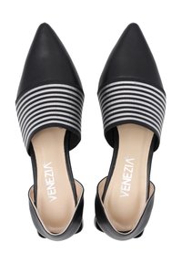 Schwarze Spitzenzehen-Schuhe mit einem gestreiften Stoffband über der Mittelpartie. Glattes Lederäußeres und offenes Design auf der Rückseite.