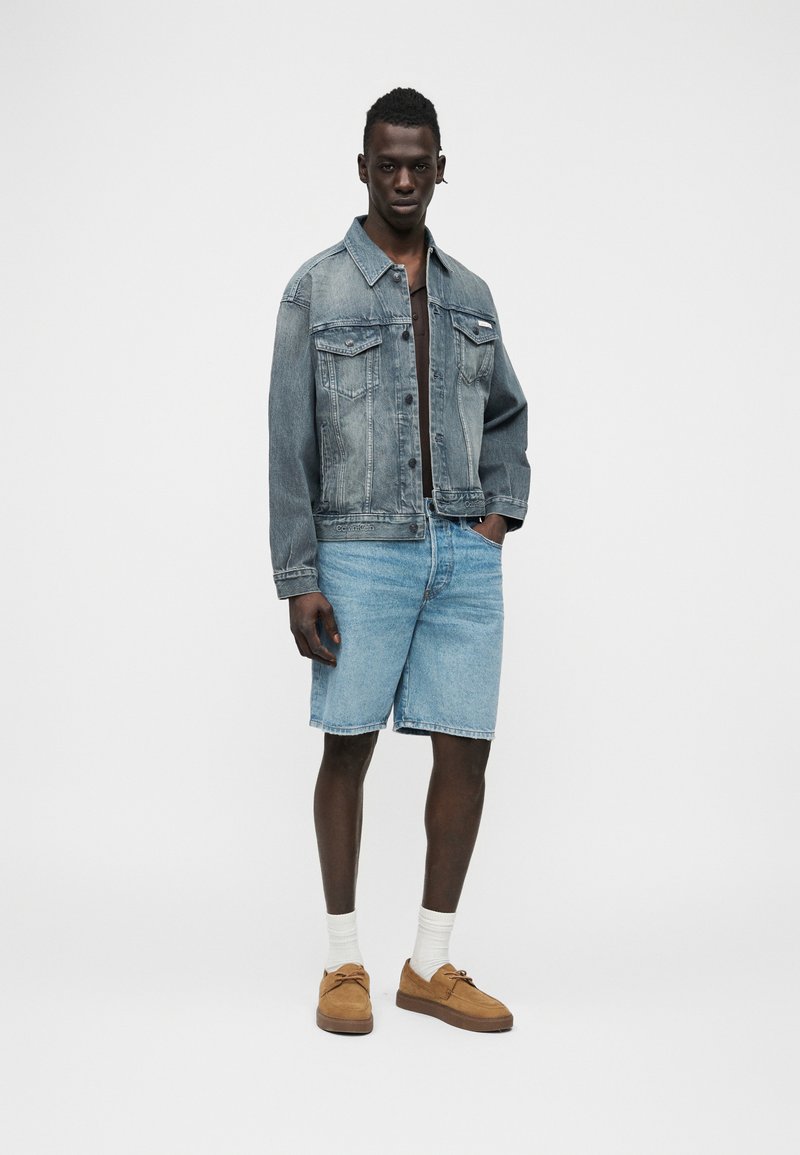 Calvin Klein Jeans TRUCKER - Denim jacket - blue ash stone/blue 