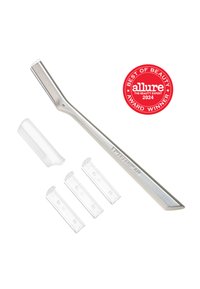 Sølvfarvet TweezerMan øjenbrynsskraber med beskyttelsesdæksel og tre reserveblade, ved siden af et rødt Allure Best of Beauty 2024-prismærke.
