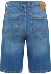 Jasnoniebieskie szorty dżinsowe, o gładkiej fakturze, z pięcioma kieszeniami i brązową skórzaną łatką na pasku. Szczegóły z kontrastowym przeszyciem.