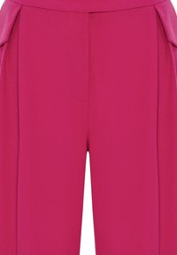 Fuchsiové kalhoty s hladkým povrchem, s elegantním střihem, jednou přední kapsou a plisovanými detaily po stranách.