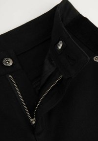 Czarna talia spodni z zamkiem błyskawicznym, wyposażona w srebrny zamek, zapięcie na zatrzask i gładką fakturę materiału.