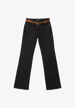 Crne traperice širokog kroja, s smešnim kožnim remenom i pet džepova. Tkanina ima glatku, čvrstu teksturu.