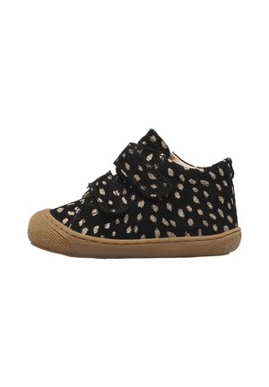 Scarpa nera per bambino piccolo con macchie beige, due strisce in velcro e suola in gomma marrone chiaro strutturata.