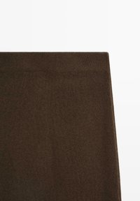 Bruine gebreide stof met een gladde textuur en minimale rek. Heeft een eenvoudig, aansluitend ontwerp zonder zichtbare versieringen of patronen.