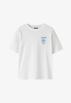 Witte korte mouwen T-shirt met blauwe afbeelding op de linkerborst, die een kom ramen en de tekst "RAMEN" met Japanse tekens toont.