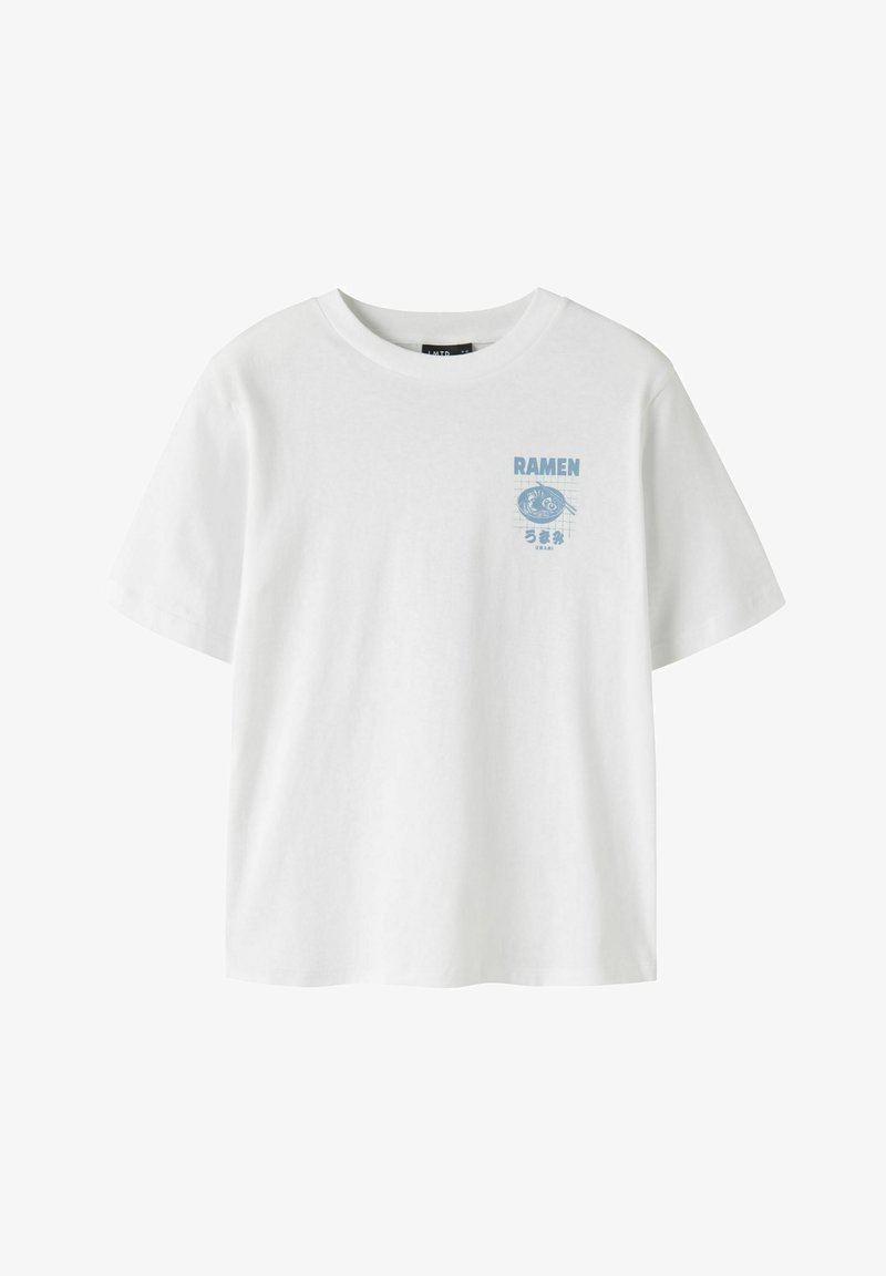 T-shirt blanc à manches courtes avec un graphisme bleu sur le côté gauche de la poitrine représentant un bol de ramen et le texte « RAMEN » accompagné de caractères japonais.