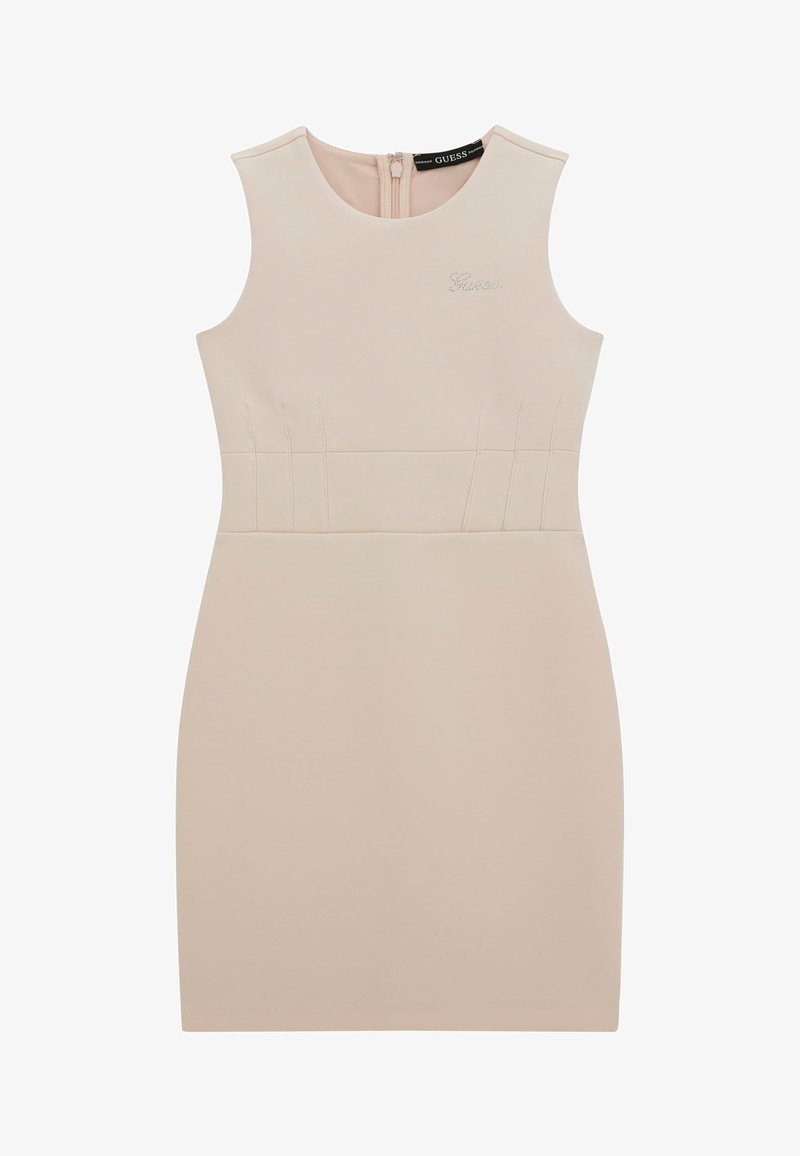 Robe beige sans manches à col rond, taille cintrée, fermeture éclair au dos, et petit logo "Guess" en strass sur le haut de la poitrine.