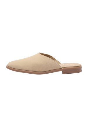 Scarpa beige senza lacci in morbida pelle scamosciata con una texture liscia, punta a mandorla e suola marrone dal profilo basso. Design semplice e minimalista.