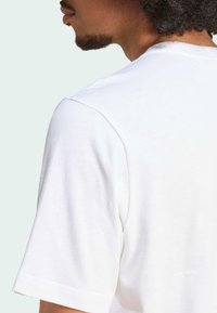 adidas Originals CAMOUFLAGE LABEL - Triko s potiskem - white