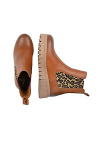 Brązowe skórzane botki sięgające kostki z teksturowanym panelem w leopardzi wzór, elastycznym bokiem i beżową gumową podeszwą z rowkowanym wzorem.