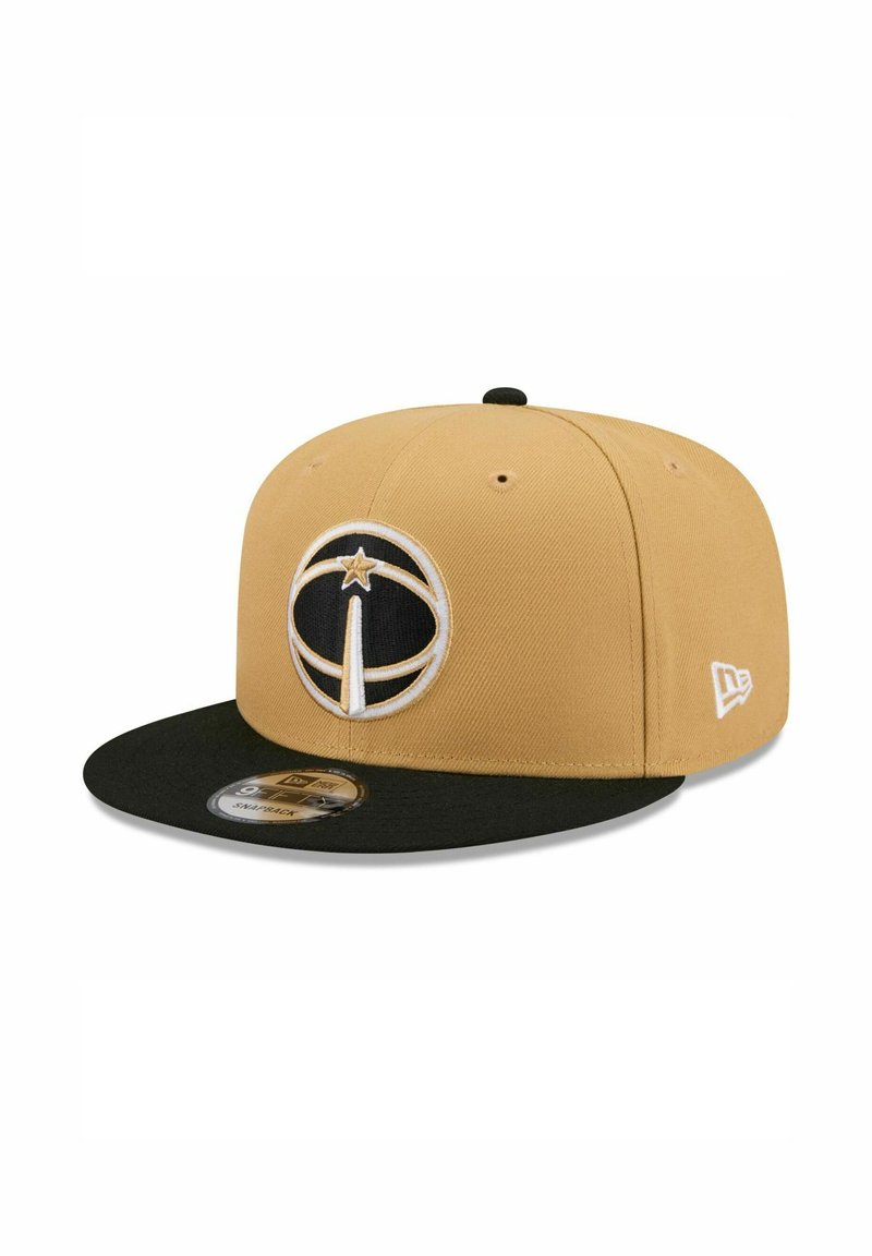 Casquette avec couronne beige, visière plate noire et logo circulaire noir et blanc avec une étoile. Présente le logo officiel New Era sur le côté.