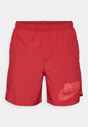 Piros atlétikai rövidnadrág elasztikus derékpánttal, könnyű anyagból, oldalán "RUN" feliratú, vastag betűtípussal megjelenített grafikával.