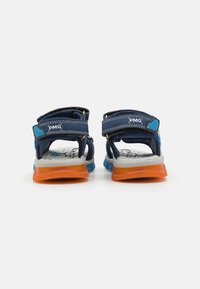Marine sandaler med justerbare stropper, oransje og blå detaljer, og en teksturert såle. Laget av syntetisk materiale og med solid design.