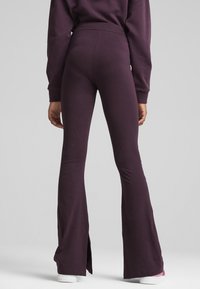 Puma CLASSICS SEASONAL  - Treniņtērpa apakšdaļas - midnight plum