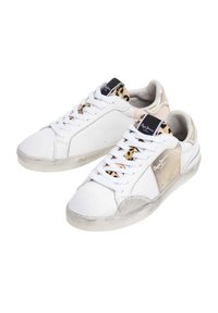 Sneakers bianchi in pelle con un accento beige e fodera con stampa leopardata. Presentano una punta rotonda, suola piatta in gomma e allacciatura frontale.