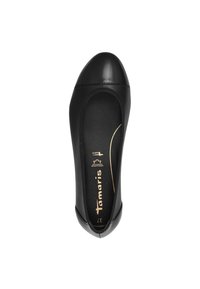 Bailarina negra hecha de cuero suave con una puntera brillante. Cuenta con una plantilla acolchada y un logo dorado en la suela interior.