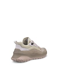 Scarpe impermeabili beige e rosa chiaro con tessuto testurizzato, design con lacci e suola robusta. Presentano un tacco rialzato e un dettaglio del marchio.