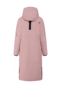 Cappotto lungo impermeabile rosa con cappuccio, fessure laterali e dettagli neri. Texture liscia e design minimalista con logo.