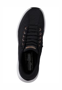 Schwarzer Sneaker mit einer strukturierten, gesteppte Obermaterial aus Stoff, Metallösen und weißer Sohle. Verfügt über einen gepolsterten Schaft und eine Innensohle mit Logodetails.