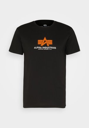 Čierne bavlnené tričko s okrúhlym výstrihom a krátkymi rukávmi. Na prednej strane je potlačené oranžové geometrické logo a názov značky.