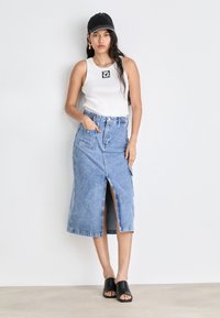 Tommy Jeans CLAIRE MIDI SKIRT - Denim skirt - denim medium